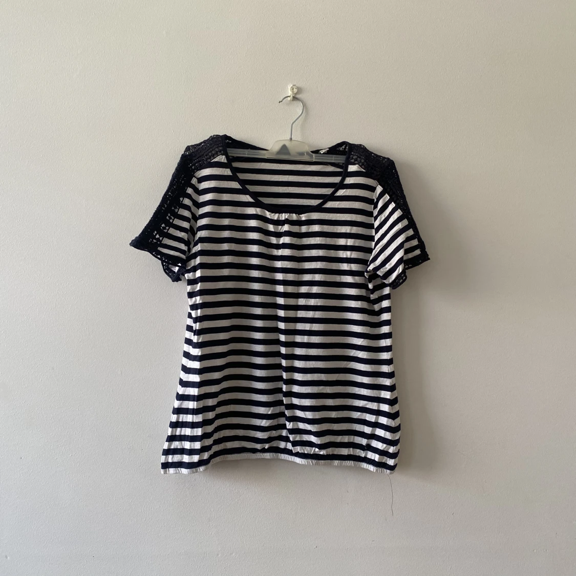 Spetstopp med mörkblåa och vita ränder