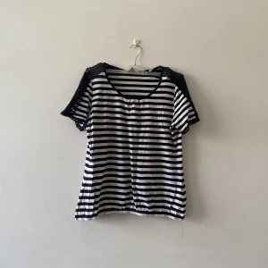 Spetstopp med mörkblåa och vita ränder - Mörkblåa och vita ränder • Beach sommar stil ✨ nystick ✨ Ställ gärna frågor eller för fler bilder! 💕 