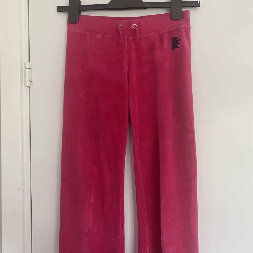 Ett par rosa juicy byxor i barn storlek. Normalt använda men inget synligt slitsars. Nypris 700kr. Köparen står för frakten. 😊. Jeans & Byxor.