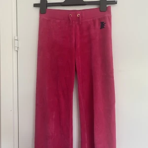 Juicy Couture - Ett par rosa juicy byxor i barn storlek. Normalt använda men inget synligt slitsars. Nypris 700kr. Köparen står för frakten. 😊