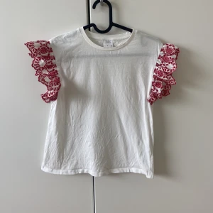 Söt zaratopp - Så söt volangtopp från zara!! Köpt på barnavdelningen så strl 140, men passar mig som normalt sätt har S!! ⭐️⭐️⭐️