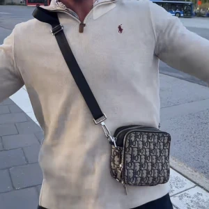ralph lauren half zip polo  - Hej säljer denna tröja från ralph lauren i storlek M, tröjan är i bra skick inga skador finns. nypris 1800, priset går att diskutera . Inte min bild på första bilden den är från tiktok så vet ej hur stor han är eller vikt osv