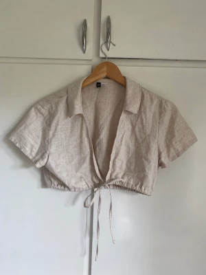 Croppad linne skjorta  - Superfin kort linneskjorta, endast använd 1 gång 