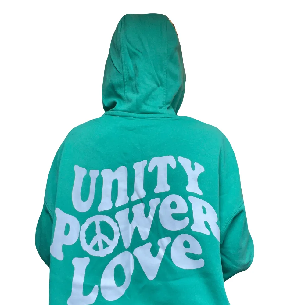 En väldigt fin ärtgrön tröja från HM med texten ”unity power love” som är superskönt och använts väl men fortfarande är i väldigt bra skick!. Hoodies.