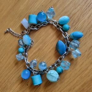 Armband med blå pärlor / berlocker  - Onesize 