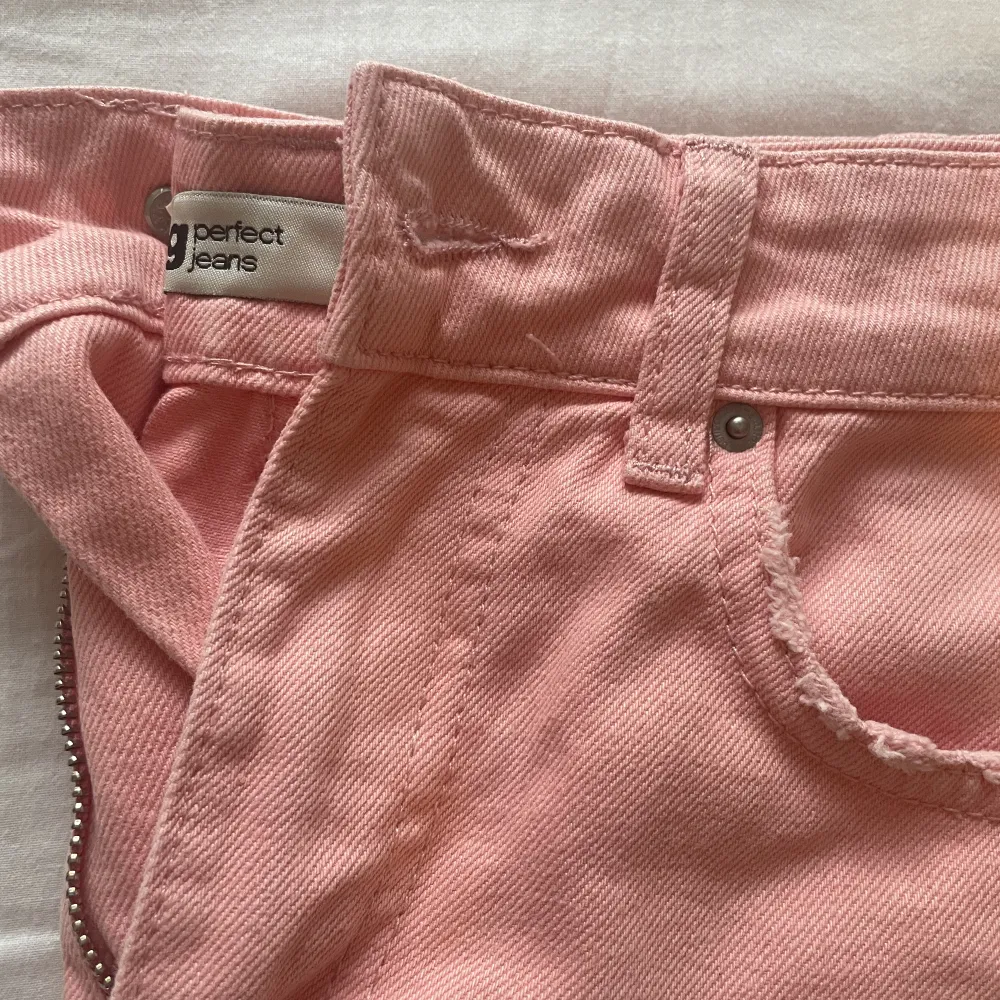 Jeans kjol från Gina tricot i en fin coral färg. Storlek 34. Använd endast ett par gånger så den är i nytt skick och det finns inga fel på den.  Skriv privat för mer bilder💗. Kjolar.