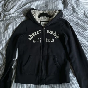 Abercrombie fitch hoodie  - Jätte mysig hoodie som tyvärr är lite litenför mig. Väl omhändertagen!!