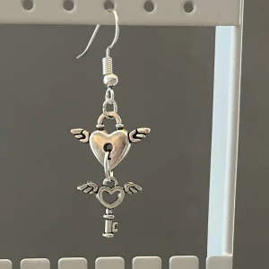 Örhänge  - Frakt 15kr (inte spårbar) Säljs separat 