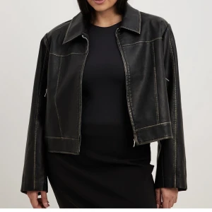 JACKA I PU MED URTVÄTTADE DETALJER - Säljer denna sjukt snygga skinnjackan från NAKD. Slutsåld i alla storlekar och i princip omöjlig att få tag på! Passade tyvärr inte🤍