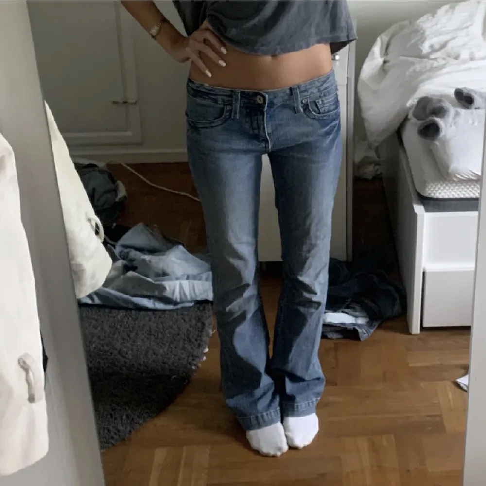 Säljer dessa jätte snygga lågmidjade jeans då dom är för små. Köpte på plick för 450, aldrig använda av mig jätte fint skick inga slitningar. Midjemått 36.5 innerbens längd 82 . Jeans & Byxor.