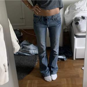 Säljer dessa jätte snygga lågmidjade jeans då dom är för små. Köpte på plick för 450, aldrig använda av mig jätte fint skick inga slitningar. Midjemått 36.5 innerbens längd 82 