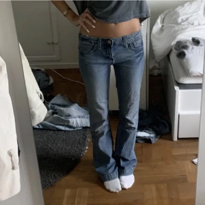 Lågmidjade jeans  - Säljer dessa jätte snygga lågmidjade jeans då dom är för små. Köpte på plick för 450, aldrig använda av mig jätte fint skick inga slitningar. Midjemått 36.5 innerbens längd 82 