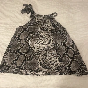 Fin tröja🤍🤍 - En super fin tröja som man knyter runt nacken den är i storlek S men passar typ alla!🤍