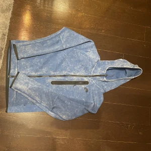 Nike Tech Fleece - Nike Tech Old Season. Nypris 1099 kr.  Färgen heter Washed och är relativt sällsynt. Knappt använd. Storlek S