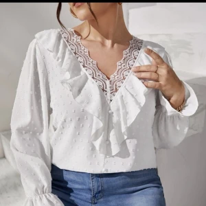 Vit blus  - Säljer en jättefin blus med volanger på med fina armar, använd ca 5 ggr  