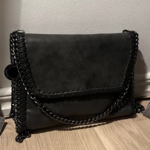 Stella McCartney liknade väska  - Säljer min väldigt fina Stella McCartney likande väska! Den är helt ny då jag har flera andra väskor. Alltså som ny! Är utmärkt till skolan eller till jobbet! Vid flera funderingar är det bara att höra av sig'💕