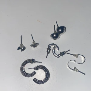 Örhängen  - Dessa örhängen, ej riktigt silver, alla är oanvända men tvättas innan leverans, kom prov för tydligare bilder, köp alla för 20kr eller 5kr styck 