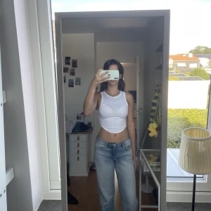 Line med korsettform  - Vitt linne med fort av en korsett. Vid snabb affär kan pris diskuteras 😁