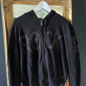 Svart och glittrig stickad hoodie med trycket ”Rock and smile”, liknad Zadigtröjor men är från Ikks Women💕