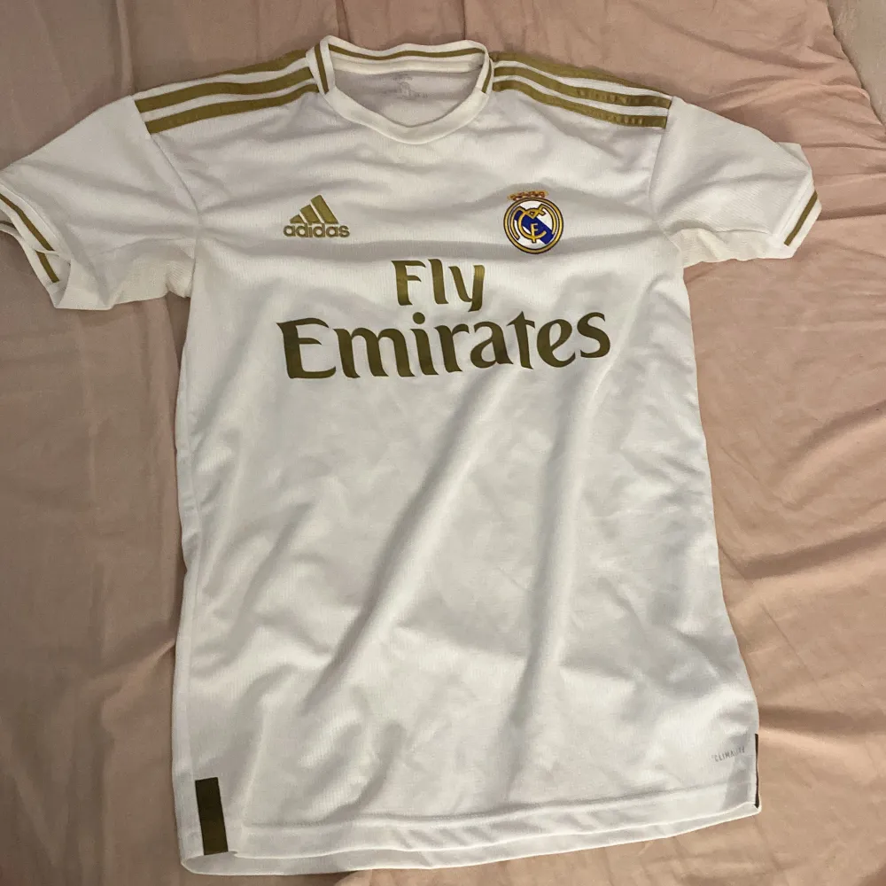 Säljer en real Madrid tröja i storelk XS. Väldigt bra kvalitet och knappt använda. Säljer billigt: Hör av er! . T-shirts.