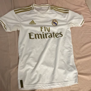 Real Madrid tröja - Säljer en real Madrid tröja i storelk XS. Väldigt bra kvalitet och knappt använda. Säljer billigt: Hör av er! 