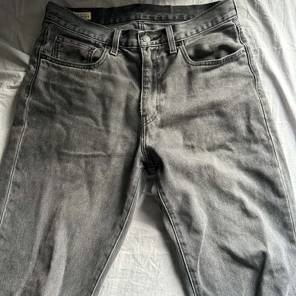 Grå Levis jeans Storlek W31 L34. Jeans & Byxor.