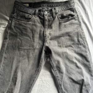 Grå Levis jeans Storlek W31 L34