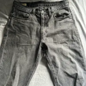Grå Levis jeans Storlek W31 L34