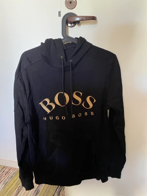 Hugo Boss hoodie  - Säljer min Hugo boss hoodie då den har blivit för liten. I bra skick och i storlek M
