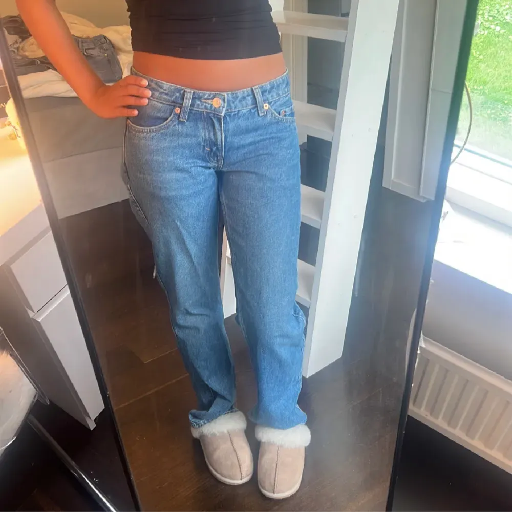 Säljer mina lågmidjade jeans ifrån weekday då jag inte får användning till de. De är i modellen Low arrow och jag har endast använt de 1 gång (köpte från en på plick och de var nyköpta av henne)❤️ första bilden är lånad!. Jeans & Byxor.