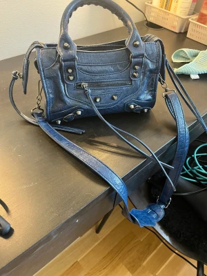 Balenciga liknade väska  - Balenciga likande väska i den minsta storleken i en jätte fin mörkblå färg! Bud på 800 så skrev ej ol du inte kan tänka dig betala mer för väldigt mkt meddelande ❤️