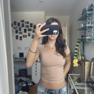 Ribbad beige T-shirt  - Ribbad beige T-shirt från lager 157. Funkar att ha som vanligt och bakofram🤠Vid snabb affär kan pris diskuteras:))