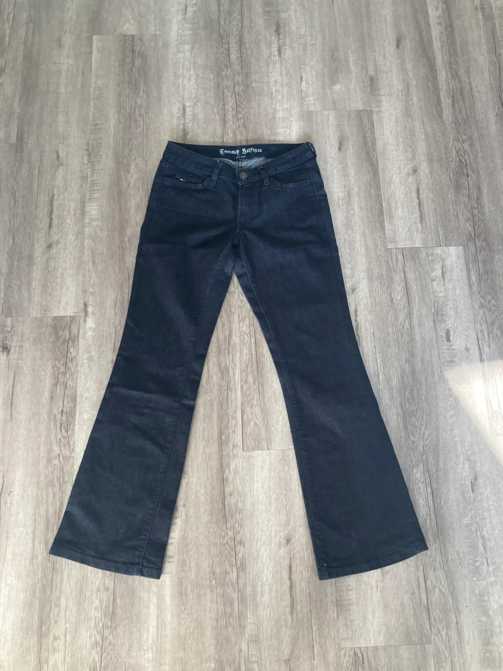 Mörkblå jeans från Tommy hilfiger. Midja 38 cm Höft 46. Jeans & Byxor.