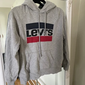 Levis hoodie  - Fin grå levis hoodie i storlek xs