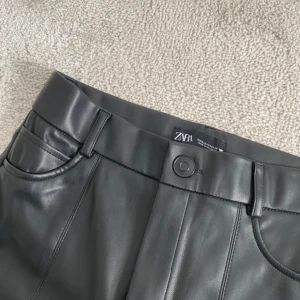 Skinnbyxor Zara S - Säljer dessa skinnbyxor från Zara stl S, aldrig använda, säljer för 200kr!