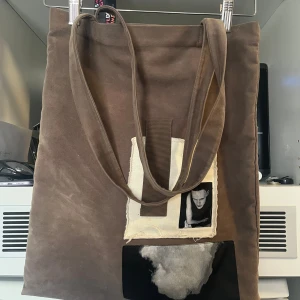 Rick Owens DRKSHDW SS16 TOTE - Vacker Rick Tote i tjock mocka får plats med allt i denna. riktigt fin färg o nyskick.