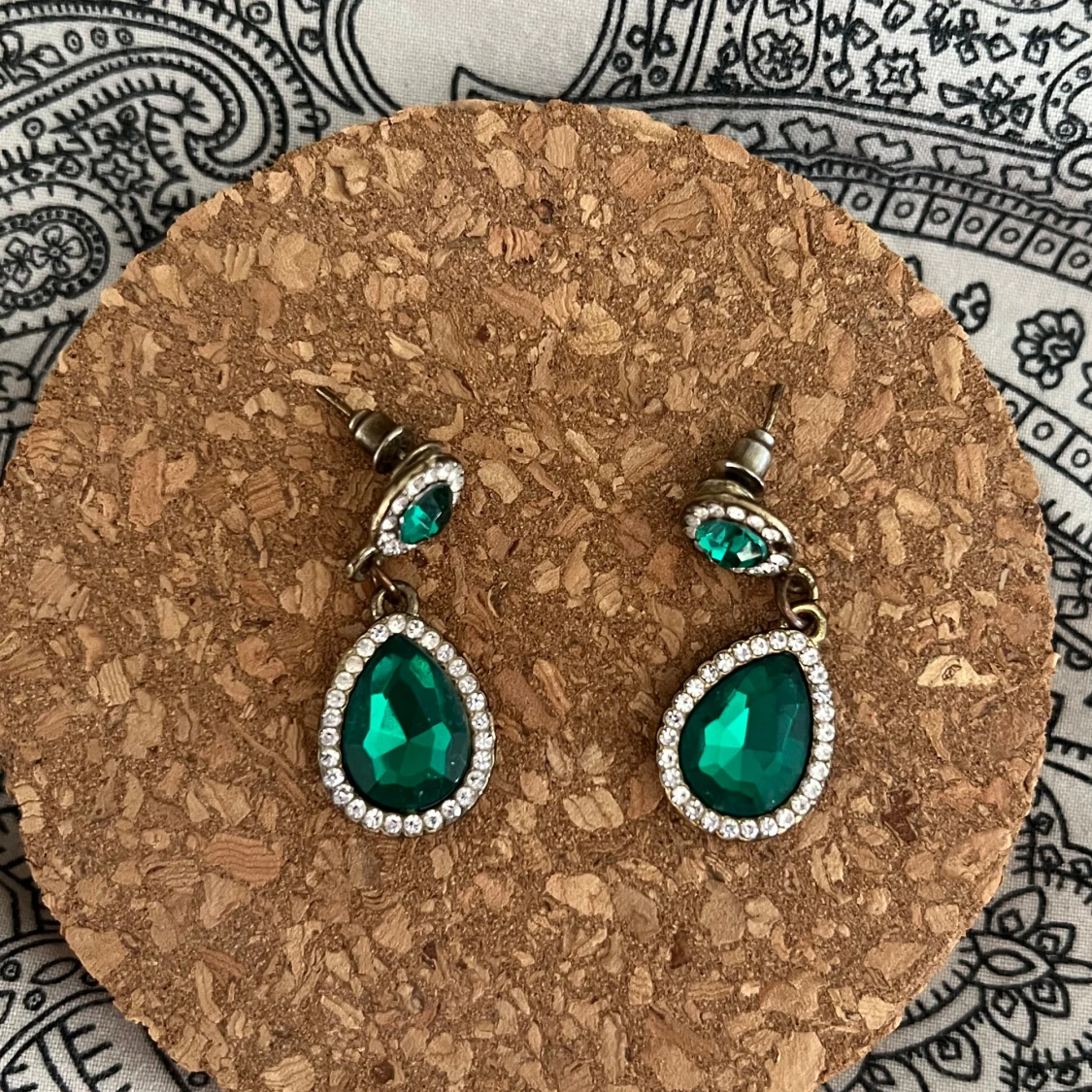 Fina örhängen med grön diamant🤍