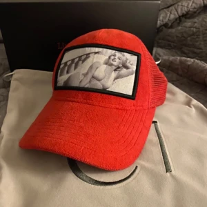 MAGGIORE S1 C1  - Detta är MAGGIORE första keps som dem sålde för ca 5 år sedan, det är en extremt limiterad keps eftersom det bara tillverkades 20 stycken och för att den såldes slut för snart 5 år sen. Skicket är ganska bra. Dagens kepsar ser annorlunda ut! 