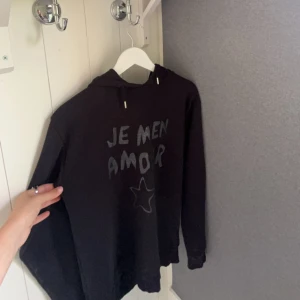 Ginatricot tröja!🤍 - Tröja i fint skick! Aldrig nästan använd och inte genomgått några hårdatvättar🤍🙏🏻