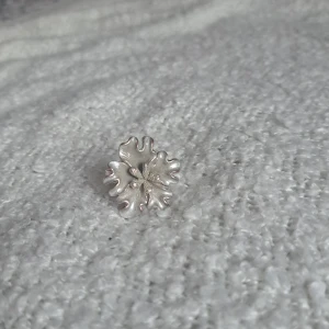 Ring - En superfin ring i silver i form sv en blomma! Säljer för att jag bara använder guld.  