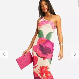 Maxiklänning! - Denna klänningen är perfekt för dig som vill ha en snygg cover-up till semestern! På stranden eller vart som helst 🤗 Den var lite genomskinlig vilket jag ej förväntat och mönstret passade inte min stil därav säljer jag! Skriv vid frågor eller bilder❤️