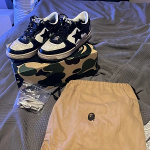 Bapestas - Säljer ett par hyfsat beat-up bapestas då jag inte har nån användning för dem och tycker att mina kära skateare kan få köpa dem. Kom privat för bilder och box tillkommer. 