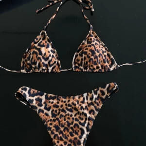 Bikini  - Heej, jag säljer denna snygga leopard bikinin! 🐆 Kommer tyvärr aldrig till användning :( 