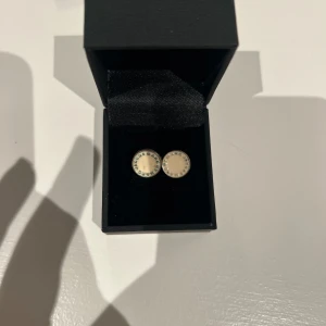 Vita marc jacobs örhängen - Super fina örhängen från marc jacobs💕💕Använda en del men kan putsas upp.
