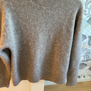 Stickad tröja - Säljer denna super fina stickade tröja som är i storlek L men sitter som en M 🤍inte alls använd mycket🤍