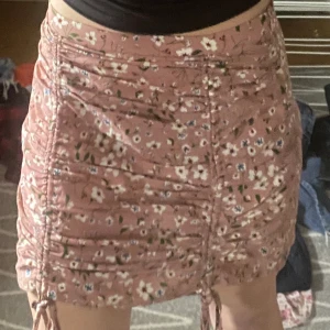 Rosa kjol - Ok skick vad jag ser priset är absolut diskuterbart och har du funderingar så tvecka inte på att höra av dig🥰