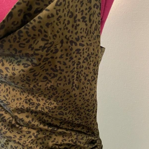 Leopardmönstrad klänning - Bra skick! 