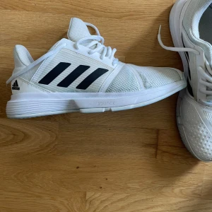 Adidas skor (padel) - Använda enstaka gånger men lite av tyget har spruckit upp pga fastnade och slet upp lite syns på sist bilden
