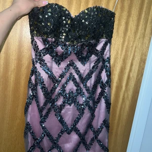 Rosa/svart glitter festklänning  - 🌟Helt Ny  🌟Storlek XS 🌟Glitter paljetter/pärlor  🌟 Ärmlös  🌟Inbyggd Bh  🌟Kort klänning med dragkedja bak