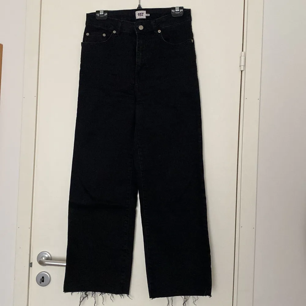 Svarta baggy jeans, passar både storlek S och M. Jeans & Byxor.